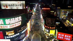 4K航拍湖南长沙黄兴路步行街夜晚拥挤人流20秒视频