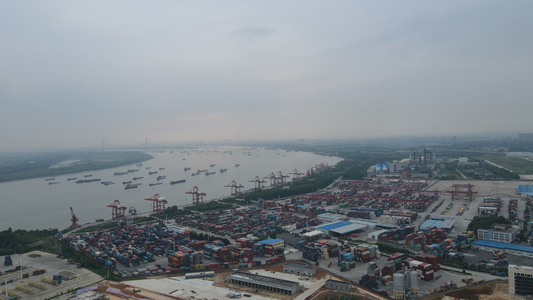 延时摄影航拍风光城市长江边港口码头集装箱工业贸易物流素材视频