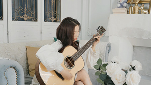 4K唯美文艺女孩弹奏吉他51秒视频