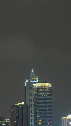 城市暴雨来临前电闪雷鸣夜晚灯光夜景素材城市素材54秒视频