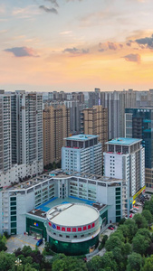 西安雨后城市文景路与凤城四路十字火烧云日转夜延时城市夜景视频