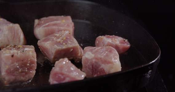 8K油锅煎炒肉块视频