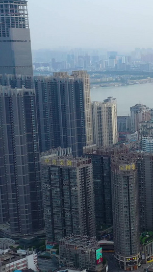 环绕航拍武汉地标平安大厦和长江风光30秒视频
