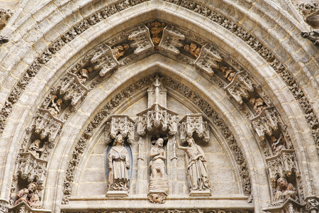 塞维利亚大教堂大门雕像视频