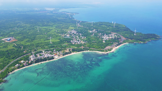 航拍海南环岛公路儋州路段海洋森林海岸与海岸线高视角航拍视频