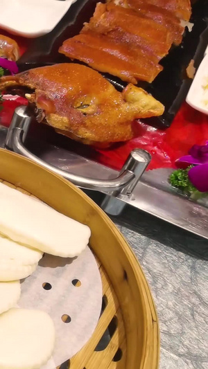 广东粤菜广式著名菜肴脆皮烤乳猪美食素材51秒视频