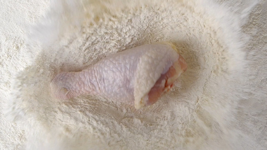 升格厨师炸鸡裹面粉美食素材视频