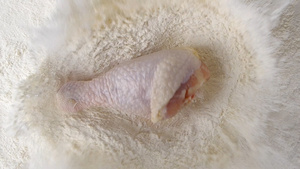 升格厨师炸鸡裹面粉美食素材21秒视频