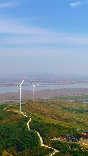 航拍山东丁字湾畔的风力发电场新农村30秒视频