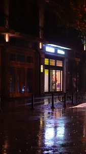下雨天城市夜晚道路交通街景灯光汽车素材城市素材视频