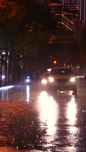 下雨天城市夜晚道路交通街景灯光汽车素材雨天素材27秒视频