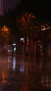 下雨天城市夜晚道路交通街景灯光汽车素材雨天素材视频