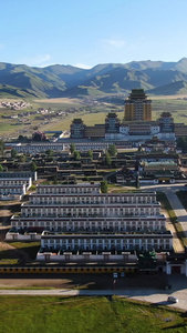 川西著名藏传佛教寺庙各莫寺全景航拍视频自驾旅游视频