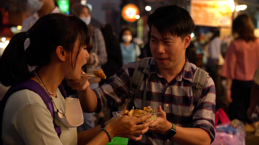 幸福的情侣在泰国吃街头食物视频