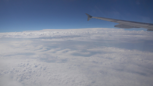 飞机在万米高空白云上飞行视频