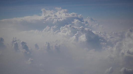 飞机在万米高空白云上飞行视频