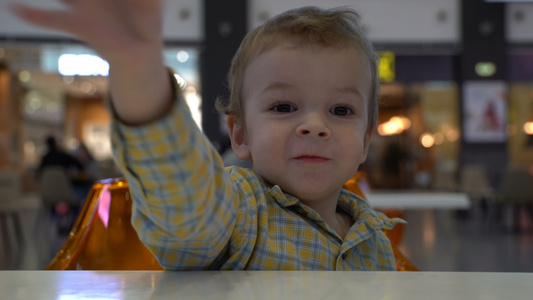 小男孩在餐堂吃炸薯条视频