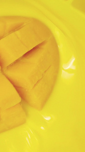 金黄芒果落入果汁水中经济作物视频