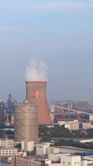航拍宝武钢铁工厂环境环保节能清洁能源冒着烟的巨大的烟囱素材风光城市64秒视频
