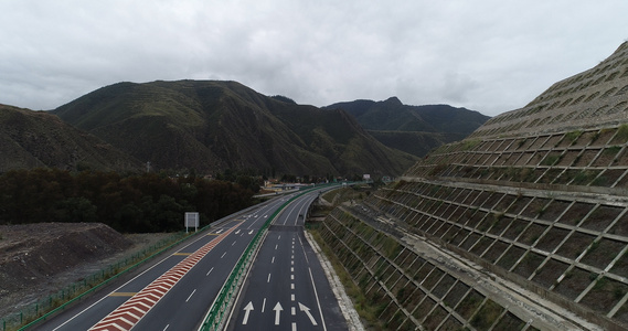 西北田野公路航拍视频