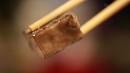 夹起一筷子酱豆腐 视频