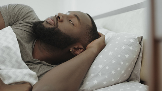 非洲男人早上在床睡觉视频