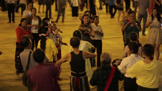 城市夜晚广场跳广场舞人群视频