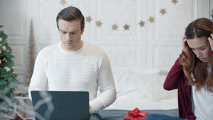 圣诞节周末在现代住宅里互相冲突的情侣21秒视频