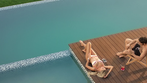 和男朋友在泳池边 美的太阳光浴模特12秒视频