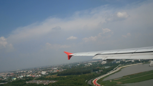 商业飞机从飞机窗口视图在跑道上降落的空中拍摄飞行飞机视频