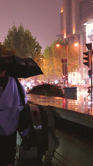 城市雨天夜晚街景赶地铁交通回家的人群素材赶地铁回家52秒视频