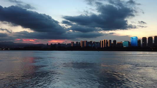 城市湖面夕阳晚霞夜幕降临航拍 视频