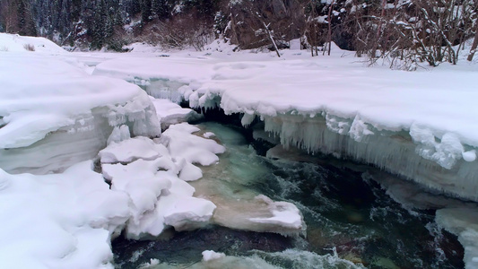 新疆冰川雪水视频