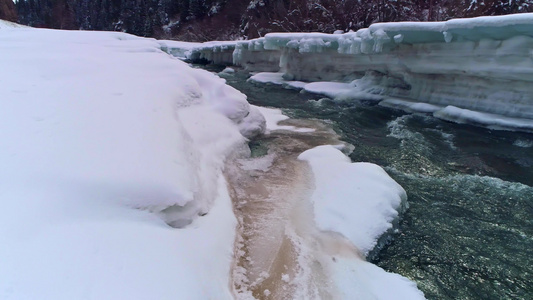 新疆冰川雪水视频