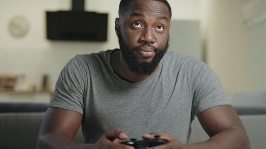 黑人在家玩游戏视频