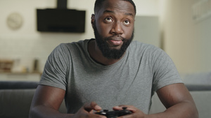 黑人在家玩游戏11秒视频