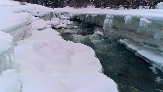 新疆冰川雪水视频