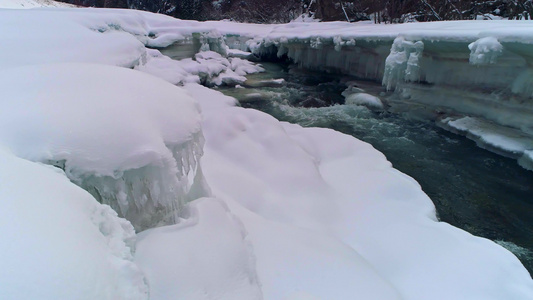 新疆冰川雪水视频