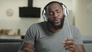 黑人用耳机唱歌27秒视频