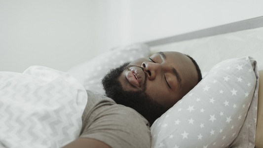 黑男人早上睡在床视频