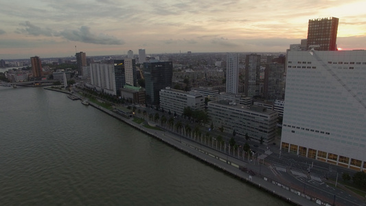 城市风向与现代建筑在河上对云层的天空相望视频