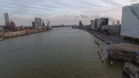 城市风向与河上现代建筑对着云层天空视频