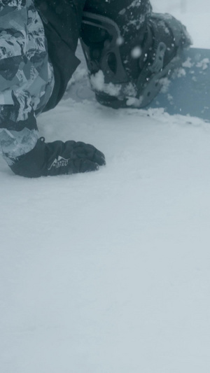 冬季滑雪运动穿着单板雪具穿着雪具12秒视频