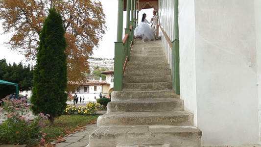 在巴赫奇大汗清真寺的台阶上的夫妇[上到]视频