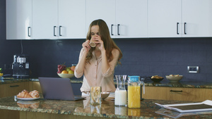 女商人在豪华厨房喝咖啡20秒视频