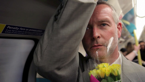 地铁上拿着鲜花的商人11秒视频