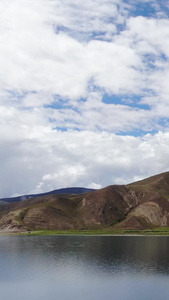 高原湖泊边上的村落航拍视频西藏旅游视频