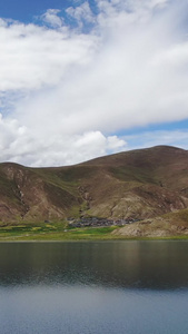 高原湖泊边上的村落航拍视频西藏风光视频