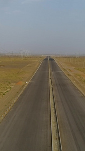 新疆戈壁滩公路航拍无人区视频