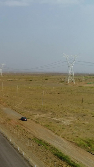 新疆戈壁滩公路航拍笔直公路45秒视频